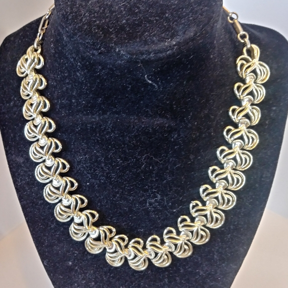Coro Vintage Goldtone Necklace - Picture 4 of 11
